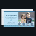 Carte photo de Hanukkah Dreidel<br><div class="desc">Un dreidel en rotation montre shin, hey, gimel et nun sur cette carte photo de Hanukkah avec votre propre photo juste au-dessus. Le fond subtil de l'étoile de David améliore votre message personnalisé accentué par une autre étoile de David. Disponible en couleurs alternatives avec des produits assortis.</div>