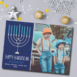 Carte photo de la famille Happy Hanoukka moderne<br><div class="desc">Cette jolie carte Happy Hanoukka branchée présente une belle menorah sur un arrière - plan bleu avec une typographie blanche. Cette belle carte de vacances en photo juive présente votre propre photo à côté de votre nom de famille.</div>