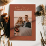 Carte photo de Mariage de coeur de script minimali<br><div class="desc">Carte de remerciements de mariage minimaliste et élégant avec écriture manuscrite avec coeur. Vous pouvez ajouter une photo à l'avant et à l'arrière avec votre message. La couleur arrière - plan est la terre cuite.</div>
