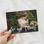Carte photo de Merci de script chic<br><div class="desc">Modern White Love et Merci Carte de remerciements de script avec message texte personnalisé sur le dos. Parfait pour les mariages,  anniversaires,  diplômes et autres événements.</div>