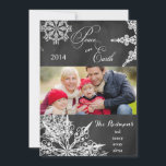 Carte photo de Noël Chalkboard Snowflakes<br><div class="desc">Faites de cette carte photo de Noël personnalisée Flacon de snowboard moderne cette saison des Fêtes. Téléchargez facilement votre photo et utilisez le modèle donné pour simplement ajouter vos noms pour customiser cette carte. Famille et amis aimeront recevoir une carte de vacances de Noël qui sert de beau souhait saisonnier...</div>