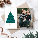 Carte photo de Noël de l'arbre de peinture<br><div class="desc">Le design moderne comprend un sapin de Noël peint à la brosse artistique. Le fond comprend un motif de pin subtil et un arrière - plan vert texturé.</div>
