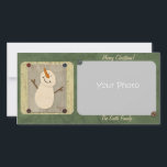 Carte photo de Noël de Snowman primitive<br><div class="desc">Cette carte photo de Noël Snowman primitive comporte un bonhomme de neige dessiné à la main avec des effets d'art numérique pour un look primitif. Customisez avec votre propre photo et texte !</div>
