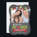 Carte photo de Noël Famille Chalkboard Cute<br><div class="desc">Crochet mignonne die coupe tendance carte de noël de famille de tableau de bord avec sucres de canne, mitaines, ornements rétro avec le jour férié disant "Wishing you Joy & Cheer" en typographie rouge et verte. Retournez notre carte photo pour voir un motif de tableau de bord de flocage de...</div>