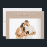 Carte photo de Noël minimaliste d'or moderne<br><div class="desc">Ce design élégant et moderne de cartes de vacances comprend une photo, la lecture de texte Joyeux Noël et un mince élément de déco en feuille d'or sur arrière - plan beige. Personnalisez la carte avec votre photo, nom et message de votre choix. Disponible dans d'autres options de couleur. Trouvez...</div>