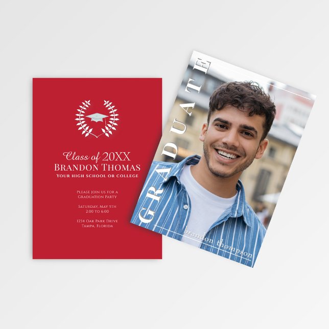 Carte photo de remise de diplôme avec nom en écrit (Red graduation photo announcement with laurel emblem and customizable party details.)