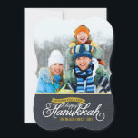 Carte photo de script de tableau de bord Hanoukka<br><div class="desc">Simple chic moderne Hanoukka vacances carte photo élégante calligraphie script typographie sur un faux arrière - plan de texture de tableau. Personnalisez le design avec votre photo de famille personnalisée et votre nom. Cliquez sur le bouton "Customiser" pour ajouter du texte et des photos au dos et créer votre propre...</div>