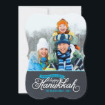Carte photo de script de tableau de bord Hanoukka<br><div class="desc">Simple chic moderne Hanoukka vacances carte photo élégante calligraphie script typographie sur un faux arrière - plan de texture de tableau. Personnalisez le design avec votre photo de famille personnalisée et votre nom. Cliquez sur le bouton "Customiser" pour ajouter du texte et des photos au dos et créer votre propre...</div>