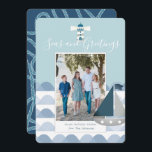 Carte photo de vacances de Noël côtier<br><div class="desc">Ce carte photo de vacances "Seas and Greutts",  au style nautique chic,  dispose d'un arrière-plan bleu turquoise clair avec voilier,  phare et vagues. L'envers est orné d'un arrière - plan bleu marine avec des motifs de corde. Personnalisez-le selon vos besoins. Vous pouvez trouver des produits correspondants dans mon magasin.</div>
