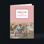 Carte photo de vacances Red Modern Triangles<br><div class="desc">Carte de voeux de vacances Triangles moderne design et tendance avec un simple arrière - plan de motif triangle géométrique en rouge et blanc. Ce carte photo moderne et élégant peut être facilement customisé avec votre propre photo de famille et un accueil de Noël personnalisé. Pour plus d'options de personnalisation,...</div>