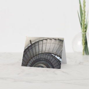 Carte Photo d'un coque d'escalier en métal noir dans une