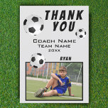 Carte photo entraîneur Merci de football<br><div class="desc">Football / Football Sports Merci Coach Carte photo. Soccer / football merci carte coach avec photo, merci texte, nom de l'entraîneur, nom de l'équipe, année, votre nom et boules de football. À l'arrière, il y a plus de balles de football. Carte de remerciements photo - ajoutez votre photo au modèle....</div>