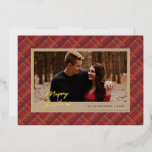 Carte photo Foil Winter Plaid Christmas - Rouge<br><div class="desc">Envoyez des voeux de Noël à vos amis et à vos proches avec cette carte de voeux photo rustique,  qui comprend une feuille d'or festive et une bordure en plaid sur un arrière - plan kraft chaleureux.</div>