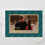 Carte photo Foil Winter Plaid Christmas - Vert<br><div class="desc">Envoyez des voeux de Noël à vos amis et à vos proches avec cette carte de voeux photo rustique,  qui comprend une feuille d'or festive et une bordure en plaid sur un arrière - plan kraft chaleureux.</div>