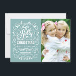 Carte photo gai de bleu d'hiver de Noël de houx<br><div class="desc">Modèle photo bouclé de fête et folklorique de salutations de vacances de Noël de style de craie-art sur les cartes plates à la mode. Typographie blanche de style lunatique de tableau sur l'arrière - plan bleu d'hiver gai avec le rétro mélange des styles main-en lettres, décoré des baies givrées de...</div>