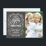 Carte photo gai de tableau de Noël de houx<br><div class="desc">Modèle photo bouclé de fête et folklorique de salutations de vacances de Noël de style de craie-art sur les cartes plates à la mode. Cadre tourbillonnant de style lunatique de tableau avec la typographie blanche et rétro le mélange des styles main-en lettres, décorés des baies givrées de feuillage et de...</div>