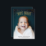 Carte photo Hanoukka brillant<br><div class="desc">"Shine Bright" brille dans un faux effet feuille d'or,  avec des petits confettis triangles d'or pour un accent ludique et lumineux. Le dos est imprimé avec un arrière - plan bleu foncé légèrement texturé.</div>