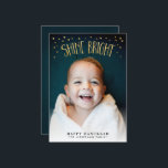 Carte photo Hanoukka brillant<br><div class="desc">"Shine Bright" brille dans un faux effet feuille d'or,  avec des petits confettis triangles d'or pour un accent ludique et lumineux. Le dos est imprimé avec un arrière - plan bleu foncé légèrement texturé.</div>