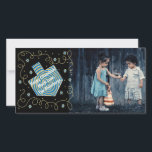 Carte photo Hanoukka "Dreidel Spinner"<br><div class="desc">Joyeux jour férié, Carte photo Hanoukka/Chanukah, "Dreidel Spinner" brillant, Carte photo à enveloppe blanche. Personnalisez en remplaçant la photo et le texte, "Heureux Chanoukah! Beaucoup d'amour, The Blumbergs" Customise le libellé en choisissant votre style de police, couleur et taille préférés. Réglez, redimensionnez et retapez pour customiser. La couleur Arrière -...</div>