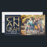 Carte photo Hanoukka / enveloppe Chanukah Happy Go<br><div class="desc">"Chanukah Happy Gold" brillant, carte photo avec enveloppe blanche. Personnalisez en remplaçant les photos et le libellé. Apportez votre photo et éditez avec des outils pour rogner, changer de filtre et bien plus encore. Remplacez mon texte "happy" et "Peace and Love, Karen, Ben, Kev, Sam, Steve & Jake" par vos...</div>