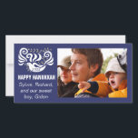Carte photo Happy Chanukah "Doves de tableau noir"<br><div class="desc">Carte photo Happy Chanukah "Blackboard Doves" Personnalisez en ajoutant votre propre photo et en remplaçant le texte par le vôtre. Customisez le texte avec votre style de police, votre taille et votre couleur préférés. Taille : 8" x 4" Partagez vos moments spéciaux avec des êtres chers partout en créant un...</div>