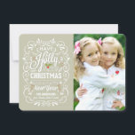 Carte photo Holly Jolly Greige & White Christmas<br><div class="desc">Festif et folksy de style craie bouclée Noël Fêtes de Noël modèle photo de voeux sur des cartes plats populaires. Typographie de style tableau blanc sur arrière - plan grège à la mode, mélange rétro de styles lettrés à la main, décoré de branches d'hiver et de baies saintes. Ajoutez votre...</div>