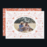 Carte Photo Ovale Baies de Noël Vintage | Rouge Ro<br><div class="desc">Cette carte de Noël élégante et fantaisiste présente notre feuillage d'hiver original dessiné à la main qui encadre votre photo avec une typographie élégante et incurvée. Le verso présente un motif assorti avec une photo et un espace pour plus de texte.</div>