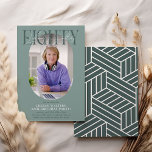 Carte photo ovale moderne et signature pour 80e an<br><div class="desc">Invitation moderne et élégante pour 80e anniversaire. Le design présente une photo ovale de la personne fêtée, le lettrage élégant 'QUATRE-VINGTS' avec le nom de la personne en écriture cursive et un modèle simple de fête d'anniversaire facile à personnaliser avec vos propres détails. Les couleurs peuvent également être modifiées pour...</div>