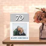 Carte Photo personnalisée du 70e anniversaire<br><div class="desc">Carte personnalisée pour le 70e anniversaire. Carte de voeux personnalisée pour 70e anniversaire pour quelqu'un célébrant 70 ans. Ce design moderne et simple présente l'âge,  la photo et la Bonne Carte d'anniversaire. Ajoutez votre photo et message à l'intérieur ou effacez-la. Vous pouvez également modifier le numéro d'année.</div>