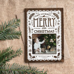 Carte photo Russe Winter Woodland Cutout Christmas<br><div class="desc">Cartes magnétiques de vacances photo imprimées sur mesure abordables avec des modèles simples pour la personnalisation. Ce design neutre et fantaisiste présente un arrière - plan en faux bois, découpé en papier avec des éléments de nature rustique et une typographie mixte. Le texte dit "Ayez-vous un joyeux petit Noël". Personnalisez-le...</div>
