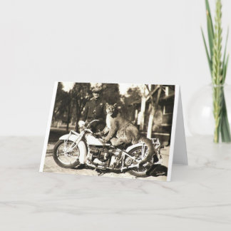 Carte photo vintage d'un policier sur la moto puma