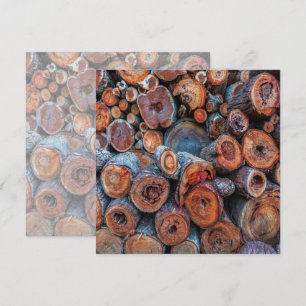 Carte Photographie d'un motif d'arbres coupés empilés en