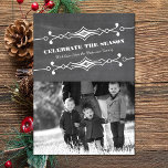 Carte Plat Gray Slated Chalkboard<br><div class="desc">Célébrez la magie de la saison avec cet élégant Gray Slanted Chalkboard Holiday Photo Greeting. Avec une toile de fond de tableau incliné unique qui ajoute une touche de nostalgie à votre photo de famille qui prend le centre de la scène à côté d'un nom de famille personnalisé et un...</div>