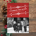 Carte Plat photo Red Slanted Chalkboard Holiday<br><div class="desc">Célébrez la magie de la saison avec cet élégant Red Slanted Chalkboard Holiday Photo Greeting. Avec une toile de fond de tableau incliné unique qui ajoute une touche de nostalgie à votre photo de famille qui prend le centre de la scène à côté d'un nom de famille personnalisé et un...</div>