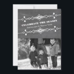 Carte Plat photo Slated Chalkboard Holiday<br><div class="desc">Elégante et élégante carte flat Slanted Chalkboard Holiday en gris avec une bordure art déco et un arrière - plan tendance en damier. Cette carte photo chic et branchée se customise facilement avec une charmante photo de famille et un accueil de Noël customisé. Cliquez sur "Customiser" pour plus d'options de...</div>