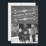 Carte Plat photo Slated Chalkboard Holiday<br><div class="desc">Elégante et élégante carte flat Slanted Chalkboard Holiday en gris avec une bordure art déco et un arrière - plan tendance en damier. Cette carte photo chic et branchée se customise facilement avec une charmante photo de famille et un accueil de Noël customisé. Cliquez sur "Customiser" pour plus d'options de...</div>