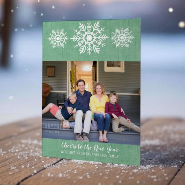 Carte plate de Nouvel An avec flocon de neige rust (Green Rustic Snowflake New Years Photo Card)