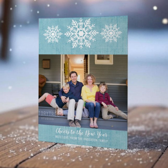 Carte plate de Nouvel An avec flocon de neige rust (Blue Rustic Snowflake New Years Photo Card)