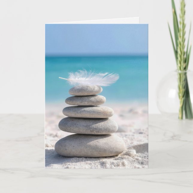 Carte Plume blanc sur un cairn de plage avec citation (Devant)