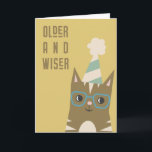 Carte Plus âgé et plus sage | Funny Chat Adulte Annivers<br><div class="desc">Ceci est une illustration vectorielle d'un chat tabby avec des verres encadrés verts. Il porte un casquette de fête. Le texte dit "Plus vieux et plus sage." Envoyez cette carte à un ami qui vieillit mais qui a un sentiment d'humour à ce sujet !</div>