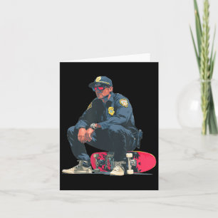 Carte Policier aux lunettes de soleil cool avec skateboa