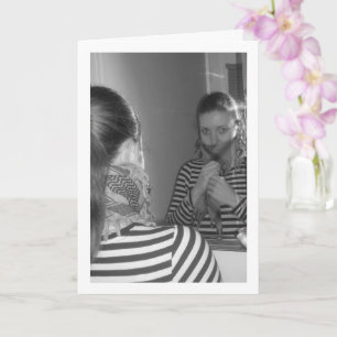 Carte Portrait de fille se regardant dans un miroir