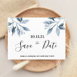 Carte Postale 16e anniversaire blanc bleu botanique enregistrer<br><div class="desc">Une carte simple et élégante Save the Date pour une Soirée Douce Seizième anniversaire. Un arrière - plan blanc et chic décoré de fleurs botaniques bleu glace. Modèles pour une date et nom/âge 16. Lettres de couleur noire. Le texte : Save the Date est écrit avec un grand script de...</div>