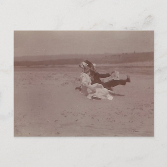 Carte Postale 2 personnes à la plage perdant des casquettes (Devant)