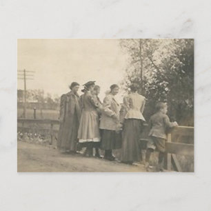 Carte Postale 5 personnes donnant sur le pont