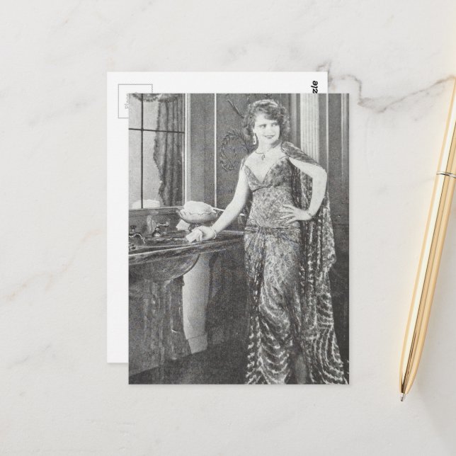 Carte Postale A Beautiful Woman in 1930 Black and White Postcard (Devant/Arrière en situation)