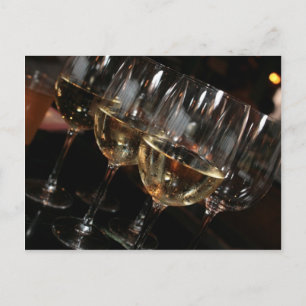 Carte Postale À mon âge, j'ai besoin de verres à vin