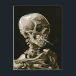 Carte Postale Academia sombre Squelette esthétique Van Gogh<br><div class="desc">Tête de squelette avec une cigarette allumée (1886) est l'une des œuvres les plus énigmatiques et modernes de Vincent van Gogh, peinte lors de son séjour à l'Académie royale des beaux-arts d'Anvers. Cette œuvre saisissante représente un crâne humain détaillé avec une cigarette allumée serrée entre ses dents, montrant un sens...</div>