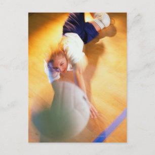 Carte Postale Adolescente Jouant au volley-ball