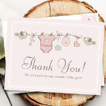 Carte Postale adorable étendoir rose | MERCI BABY SHOWER<br><div class="desc">Votre invité du baby shower sera ravi de cette carte postale rose grâce à la ligne de vêtements pour bébés et aux oiseaux qui les portent.</div>